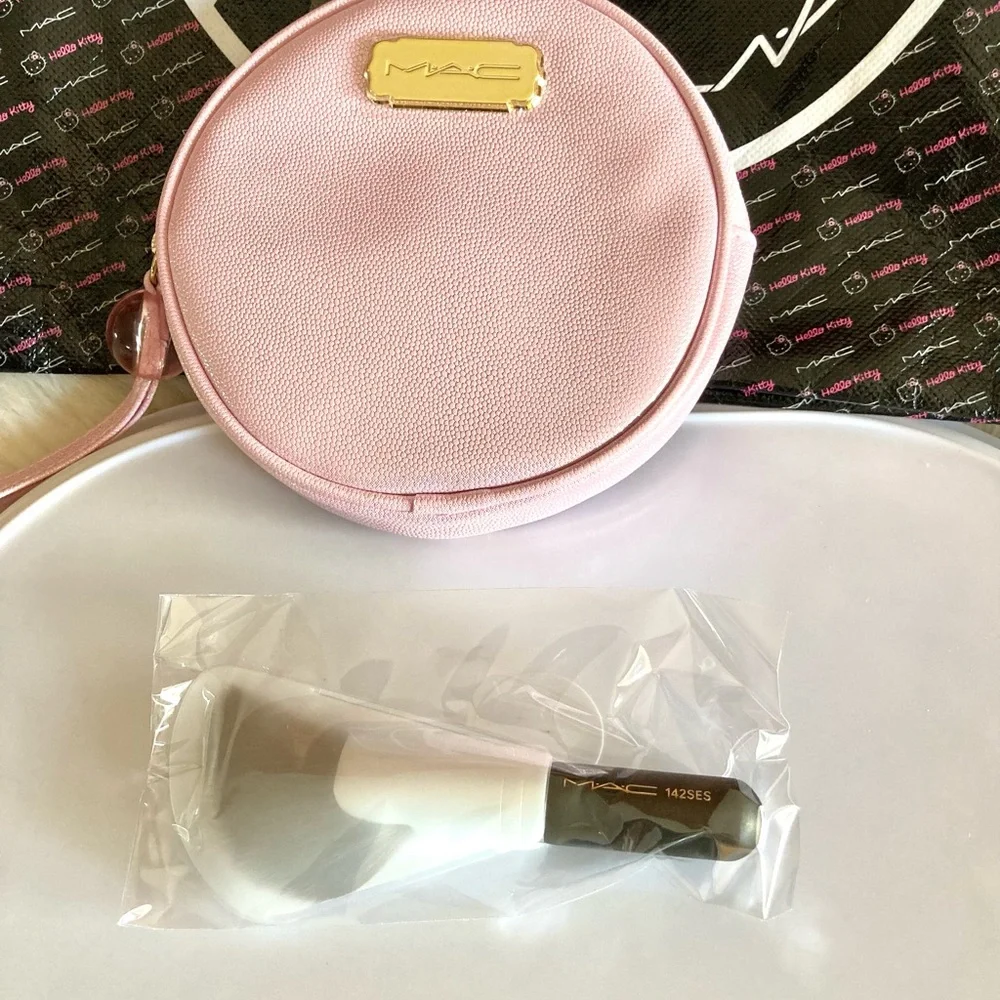 💄HP!💄LAST ONE! MAC Indulgent Glow Face Kit - Picture 7 of 14